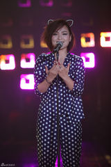 组图：周笔畅睡衣扮猫女 邓紫棋自弹自唱