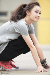 组图：姚笛写真追求自然风 扎马尾十足邻家女孩