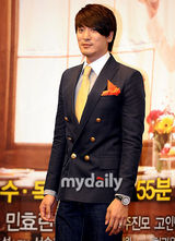 组图：成宥利闵孝琳出席新剧发布 短裙比美腿