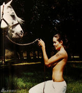 组图：朱莉25岁半裸照被拍 野马吻椒乳自在享受