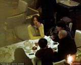 组图：王菲终摘婚戒 传复出身价达千万