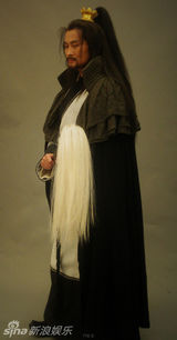 高清：景岗山《水浒》不戴时尚围巾 披风造型曝光