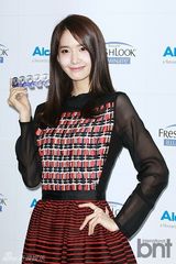 组图：少时允儿代言眼镜 捂嘴甜笑婀娜迷人