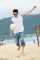 组图：陈楚生最新写真曝光 碧海蓝天尽显潇洒