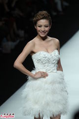 高清组图：薛凯琪不睡赶场走秀 江若琳露胸秀长腿