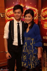 高清图：钟丽缇夫妇甜蜜共唱爱曲 大曝夫妻保鲜秘籍