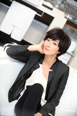 组图：桂纶镁拍写真黑衣黑裤出镜中性风显帅气