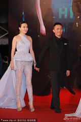 组图：刘嘉玲透视裙豪放 老公梁朝伟爱相随