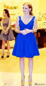 组图：杰西卡-查斯坦亮相上海 蓝裙低胸秀性感