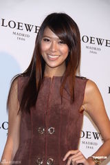 组图：贺军翔帅气亮相活动 Ella担心婚礼哭花妆