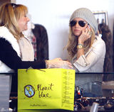 高清组图：阿什丽-提斯代尔街拍LOOK热裤秀美腿