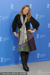 幻灯图集：《谜团》发布会 主创红围巾抢镜