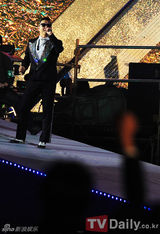 组图：韩星Psy奔波参加各种活动 粉丝赞“鸟叔”讲义气