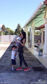 组图：曹格一家四口海边度假 父子卖萌娇妻美艳