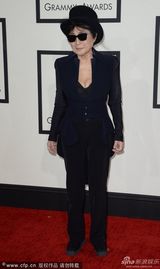 组图：小野洋子西装黑超遮面爆乳卖萌