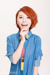 组图：黄雅莉岁末写真回馈歌迷 素雅衬衣展率性