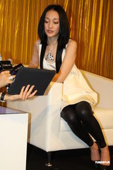 组图：周迅优雅亮相品味香水 超大钻饰抢镜