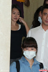 小S证人身份被传唤 神色疲惫白色肩带外露(图)