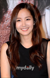 组图：朴敏英恐怖新片《猫》试映 为童星金艺伦庆生