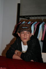 高清图：陈冠希台湾开潮流商品店 粉丝排队购买