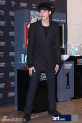 组图：元斌帅气出席化妆品牌新品发布会