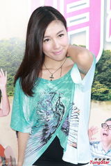 组图：李诗韵否认整容传闻 当众摸鼻自清