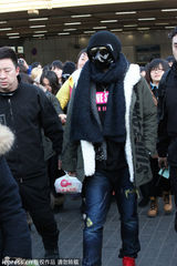 组图：罗志祥带防毒面具现身 粉丝送主席套餐
