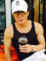 组图：哈文全家游清迈 女儿漂亮李咏秀肌肉