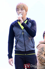 组图：韩团CNBLUE休闲装宣传清新帅气