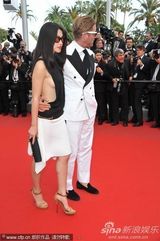 组图：富二代拉普明星女友助阵红毯侧面泄春光