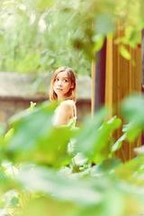 组图：陈怡最新写真曝光 清凉吊带装显清新