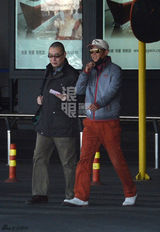 组图：王志文与友人回京 运动装亮相烟不离手