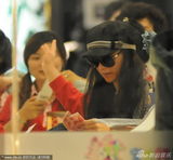 组图：张柏芝带lucas商场玩乐 豪爽购物开心露笑容