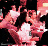 组图：赵薇夫妻罕见亲密合影 手挽手笑容甜蜜