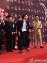 EXO亮相风云榜红毯 西装帅气成员魅力热舞(图)