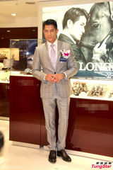 组图：郭富城帅气西装亮相台湾 称与妈妈过圣诞