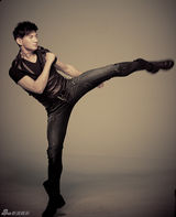 组图：吴奇隆拍广告花絮 大展跆拳道身手