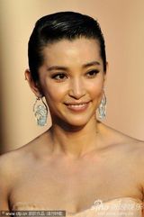 高清图：《狄仁杰》首映 刘嘉玲秀腿李冰冰穿“福”裙