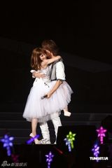 幻灯图：杨丞琳个唱与言承旭甜蜜拥抱 群星助阵观战