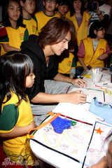 幻灯图：言承旭倡导帮助儿童计划 与贫困儿童放风筝