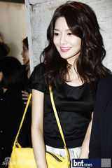 组图：韩星朴信惠与少时秀英等亮相首尔时装周