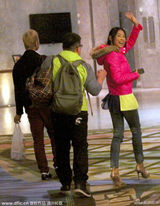 组图：张柏芝秘密抵沪见狗仔兴奋 无名指戴戒指