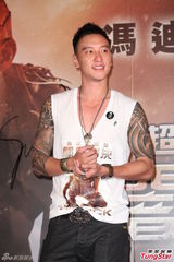 组图：王阳明秀健硕肌肉 不排斥全裸拍片