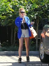 组图：林赛罗韩撞色装扮时尚简约 烟瘾发作当街吸烟