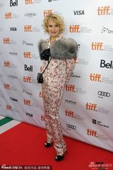 组图：《美好的时光》首映 阿尔丹搭貂皮显贵气