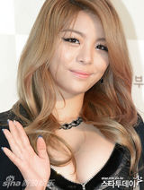 组图：爆乳歌姬李艺真全裸自拍影片外泄