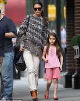 组图：小苏瑞当街跳舞步 拿手机疑与老爸通电话