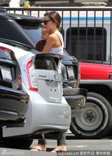 组图：超模米兰达-可儿抱宝宝出街 秀火辣身材