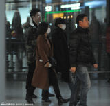 组图：刘诗诗包裹严实与助理热聊 拒绝粉丝合影