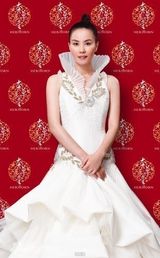 幻灯图集：王菲身穿纯白礼服拍广告 优雅高贵